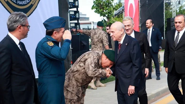 Bahçe'nin Elini Öpen Emniyet Müdürü