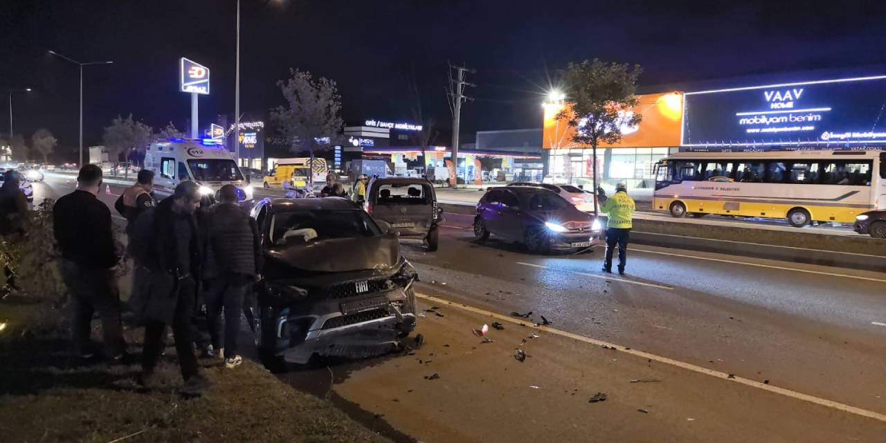 Bursa'da Üç Araçlı Zincirleme Trafik Olayı